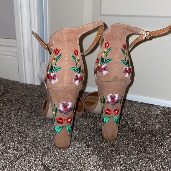 Embroidered shoes - Picture 3 of 4